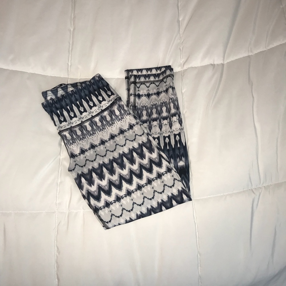 Black and white pattern dri fit yoga pants